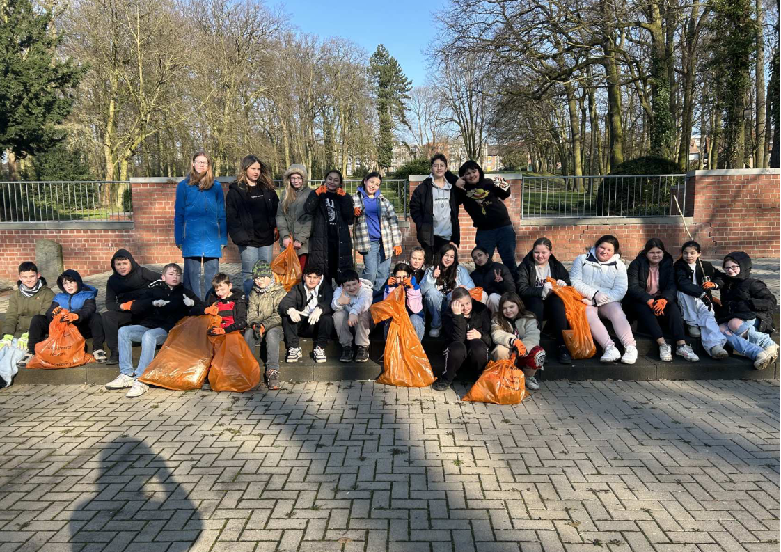 Schüler:innen der klasse 5d beim Saubermachen im Halloh-Park